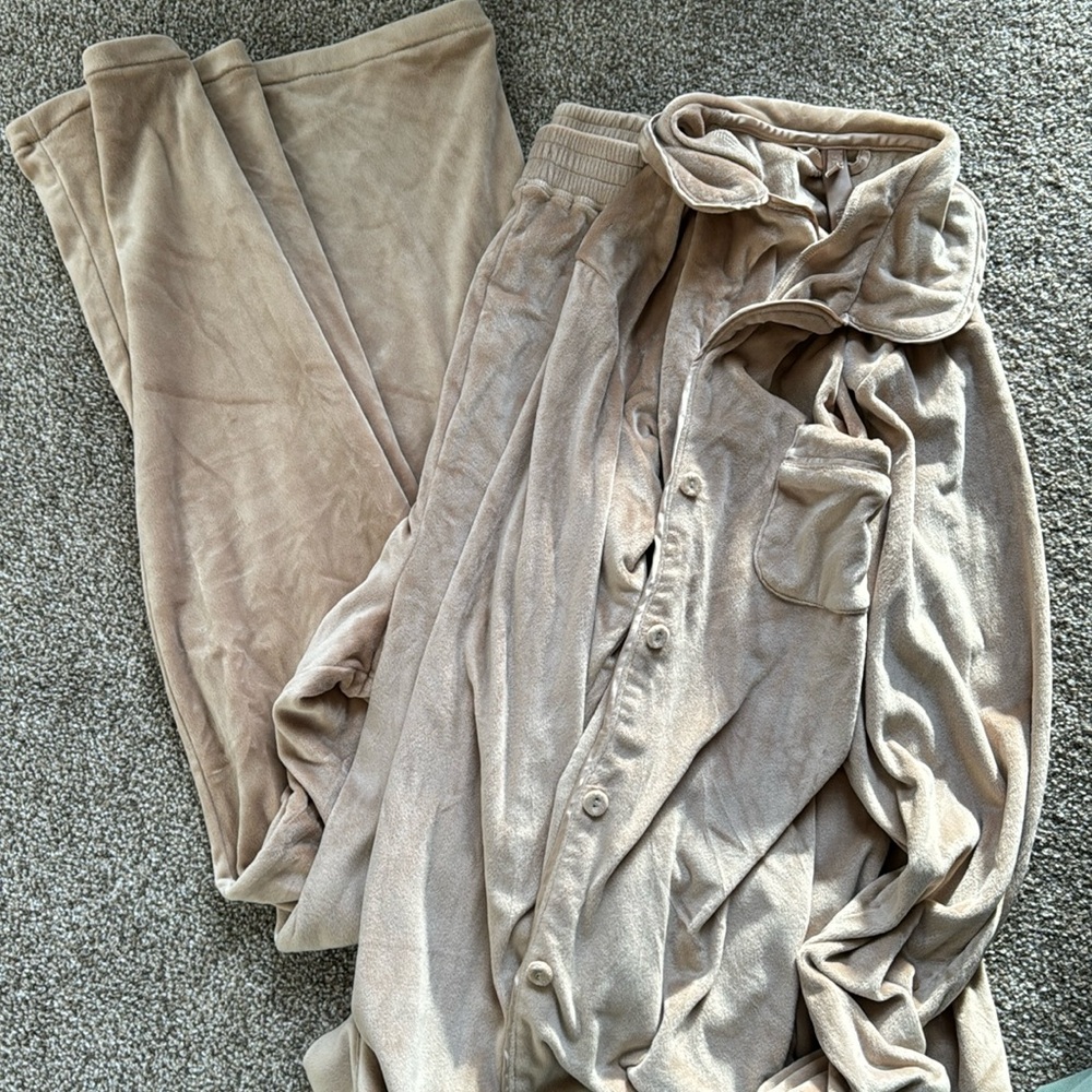 SKIMS SIZE M HONEY COLORED LONG PJ SET